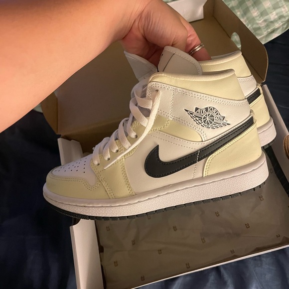 Woman Jordan 1 Coconut Milk Size 6 - Picture 4 of 6
